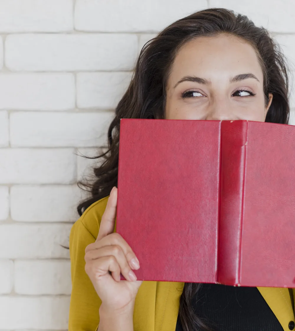 Autora lendo um livro de capa vermelha
