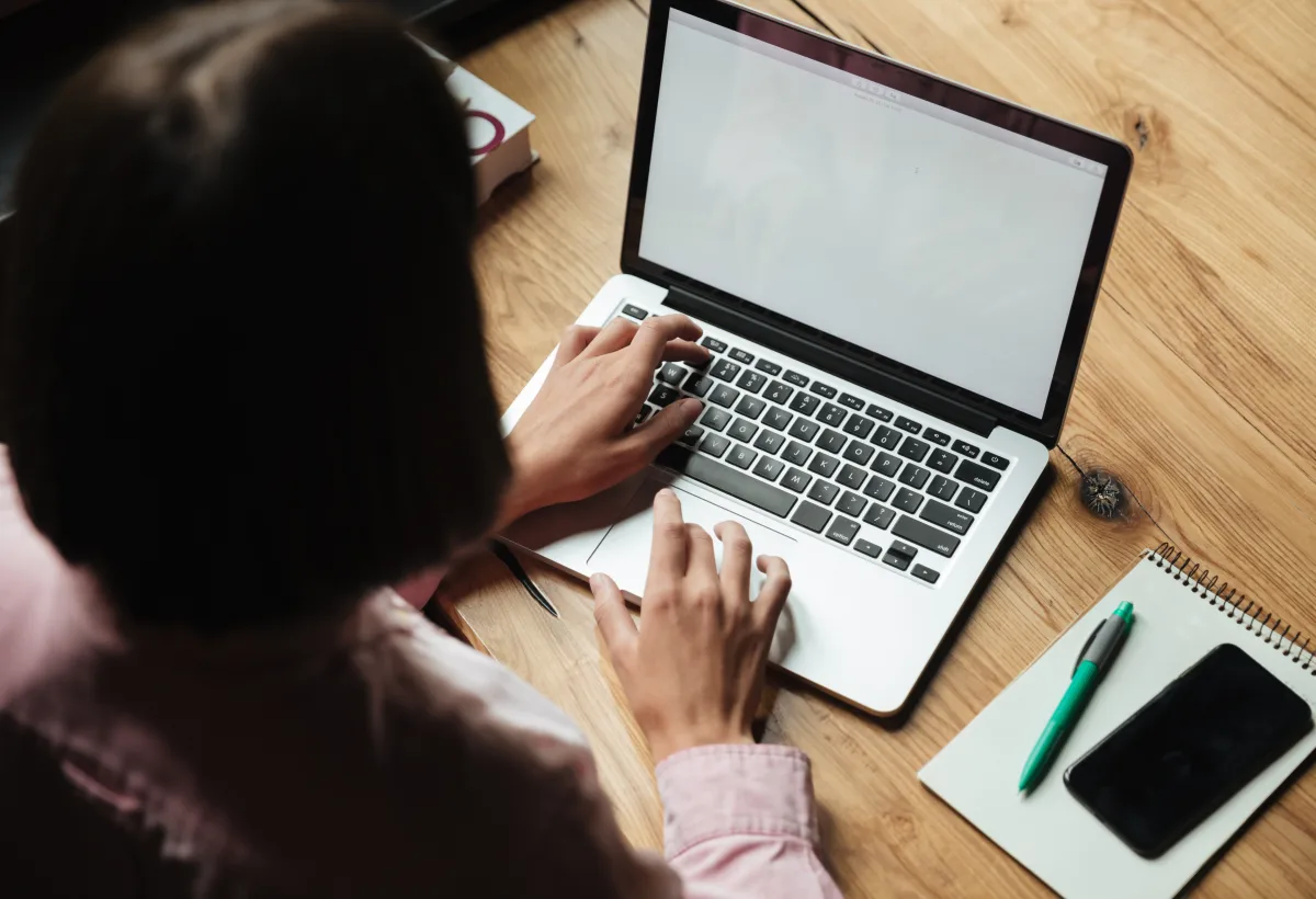 Profissional trabalhando na preparação de conteúdo editorial